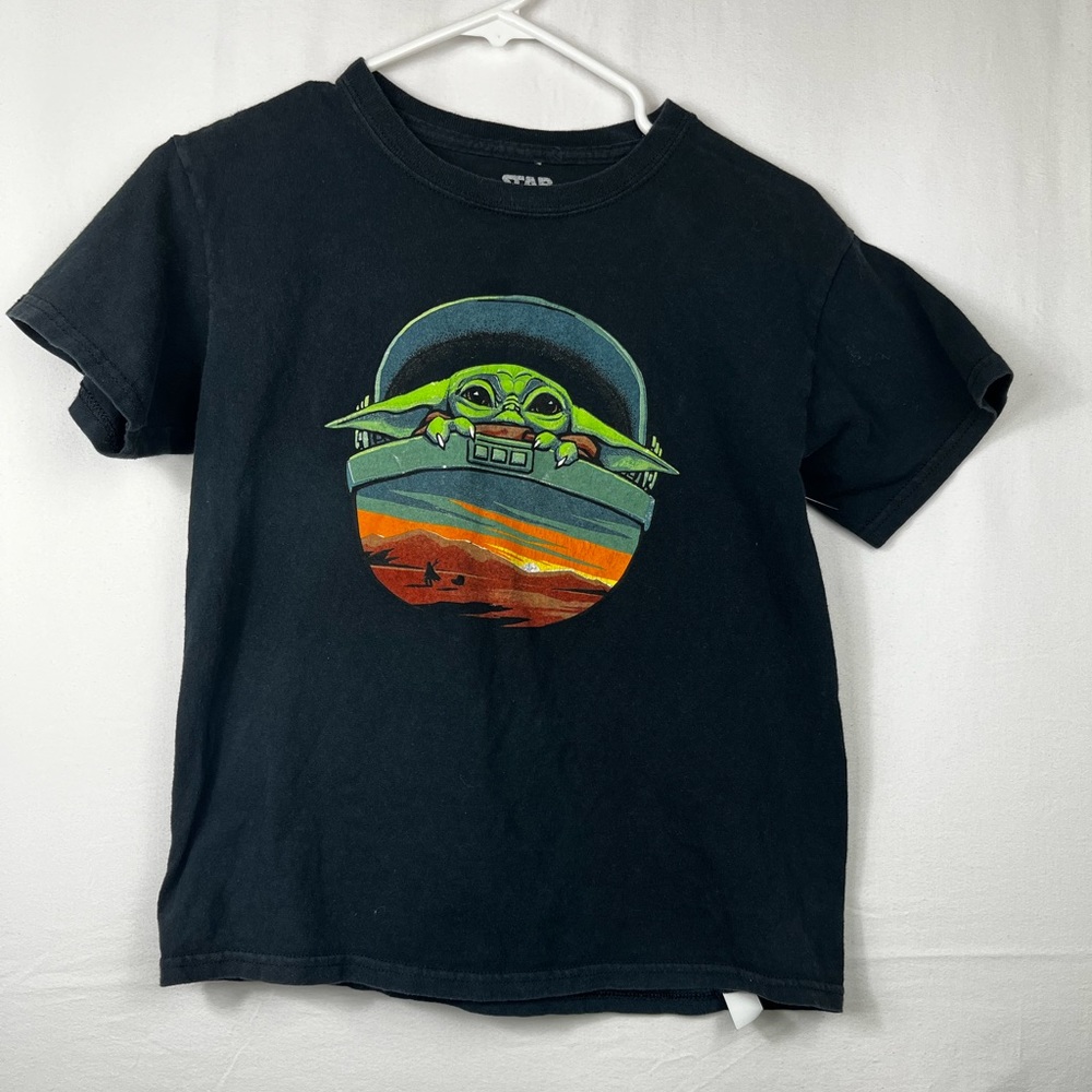 Boys star wars  mandalorian t shirt size medium